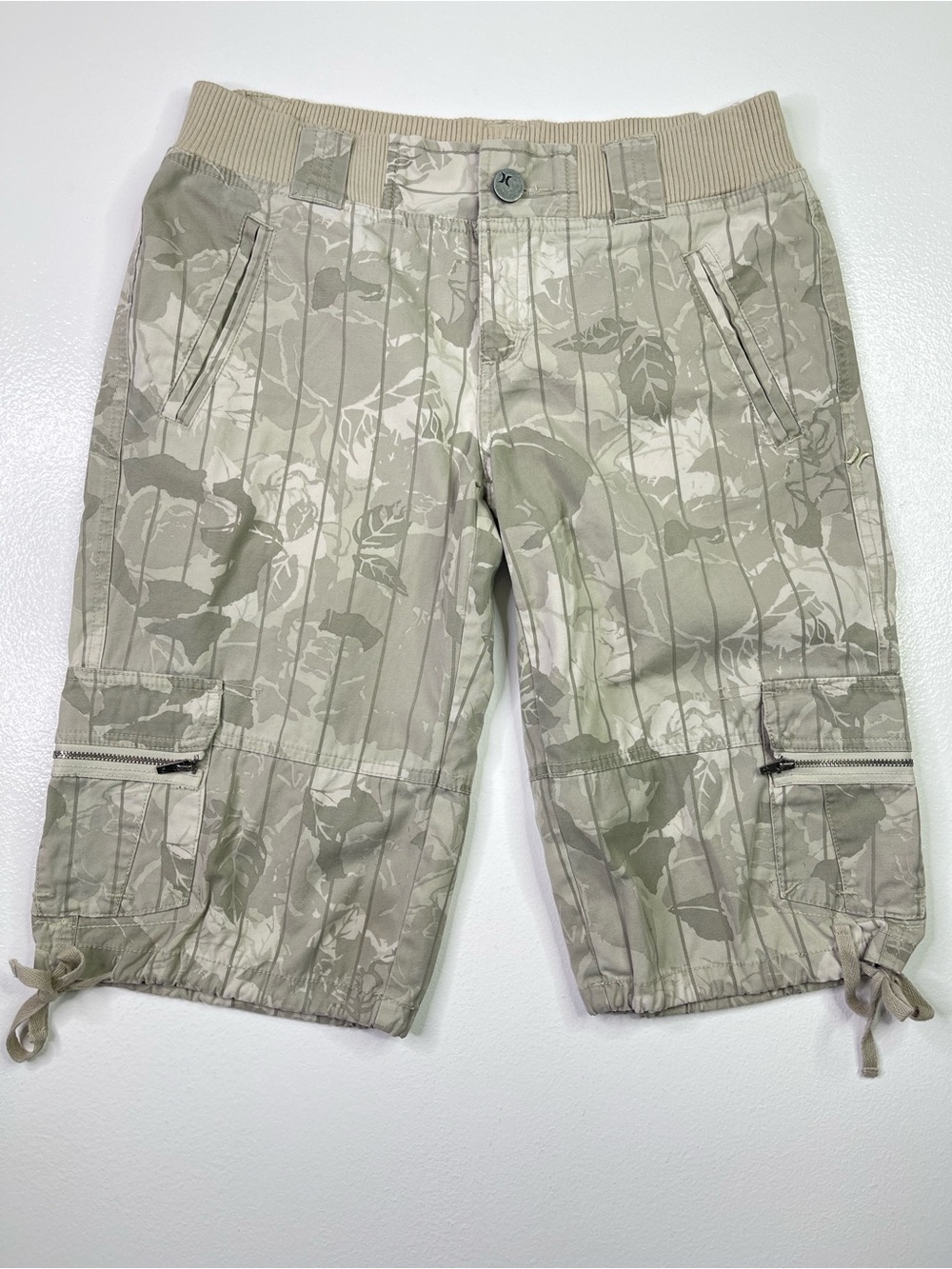 Vintage Hurley Plaid Floral Cargo Shorts Juniors 7 Knee Length Y2K